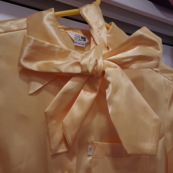 Woman's yellow shirt - Picture 5 of 11